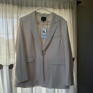 Brand new never worn stunning ivory blazer, one button front with button details